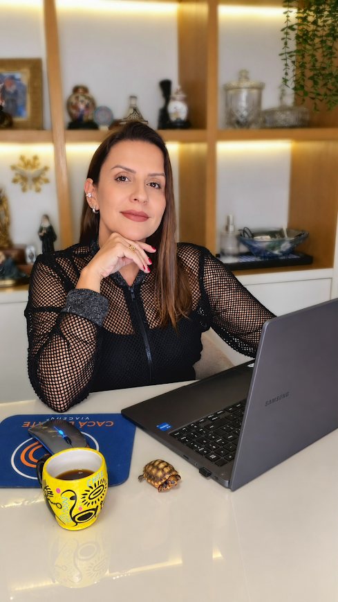 Cacá Duarte em sua mesa de trabalho, ao lado do computador e do Shoyo